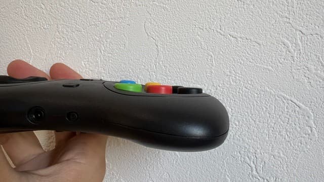 8BitDo M30前面ボタンの高さと傾斜(底面・側面からの構図)