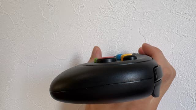 8BitDo M30前面ボタンの側面プロファイルとなだらかな傾斜