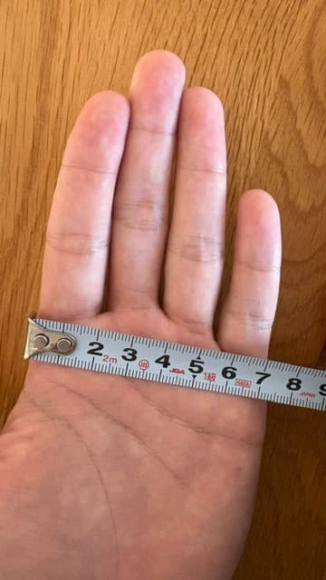 筆者の手の幅実測:4指の横幅約7cm。握り方や指の届きやすさを読む際の参考に。