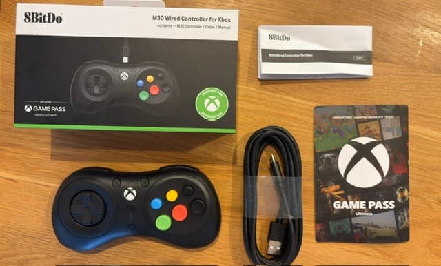 8BitDo M30 Xbox向け有線モデルのパッケージ外箱と同梱物一式(本体・USB-Cケーブル・説明書・Game Passコード)