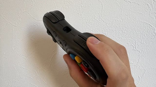 8BitDo M30の肩ボタン(天面LB/LT)に指を添えた構図