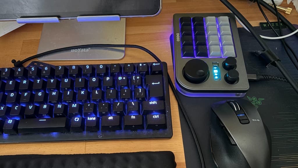 筆者のデスク環境:Razer Huntsman V3 Pro MiniとDOIOマクロパッド