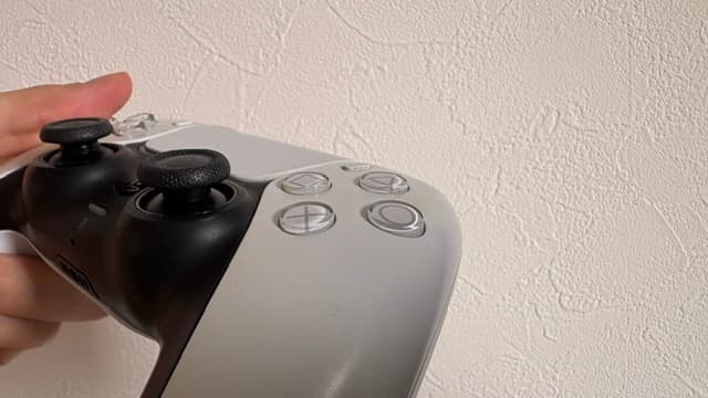 前面ボタンを斜めから見たところ。4ボタンの配置は親指を移動しやすい。