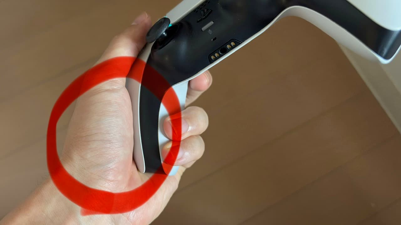 使用中に疲れを感じた母指球付近(赤丸)。硬めの十字キーを繰り返し操作すると、この部分に負担を感じた。