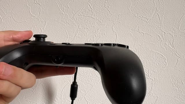 側面から見た前面ボタン。押し込みが浅く、軽い力で操作できると感じた。
