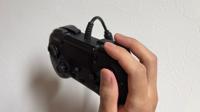 肩ボタンに人差し指と中指を置いた持ち方。M30より幅に余裕があり、安定して操作できた。