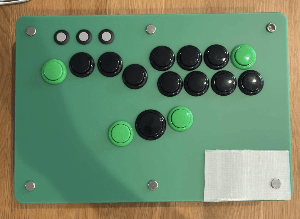 完成したマットグリーン特注天板のOne-Off Controller実機