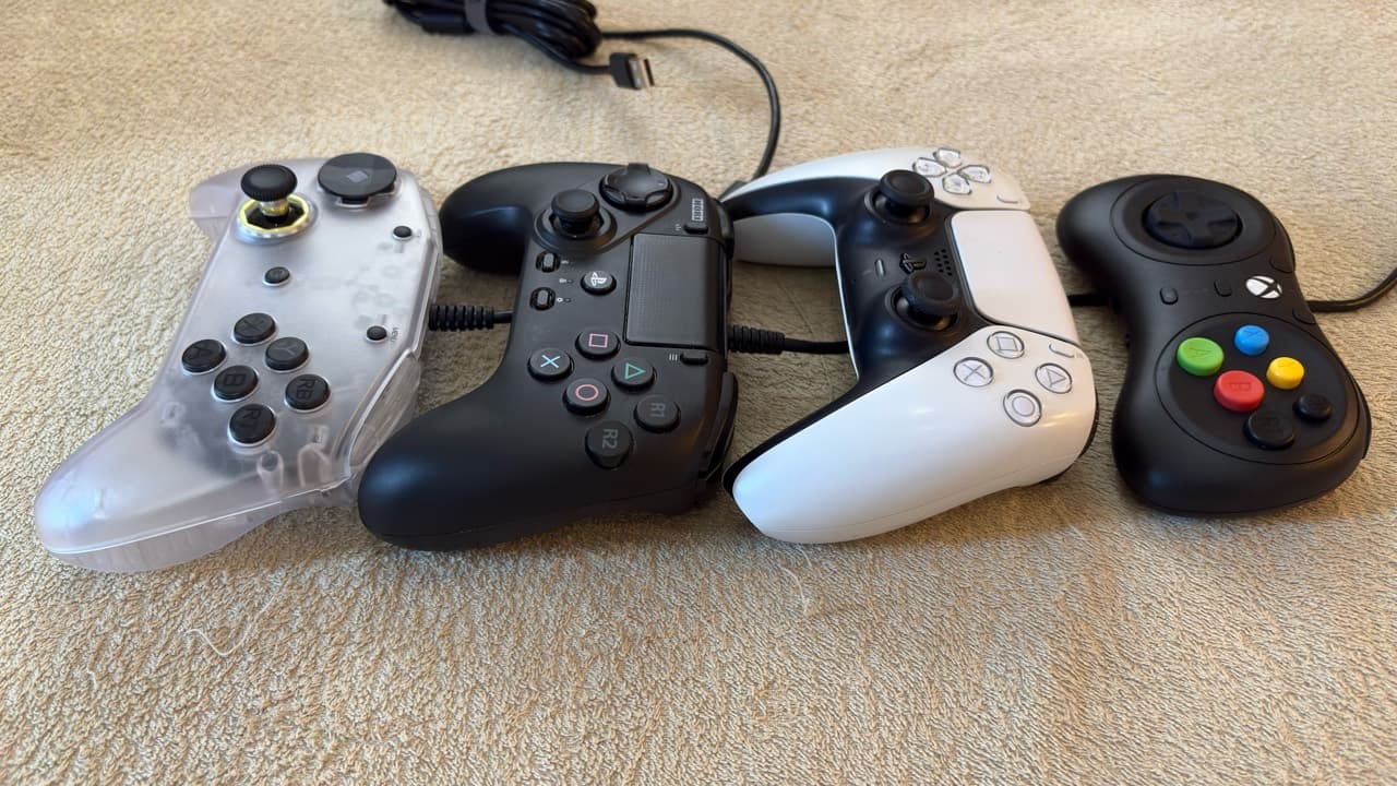 左からOmni 6、OCTA、DualSense、M30。厚みとグリップ形状を斜めから比較。