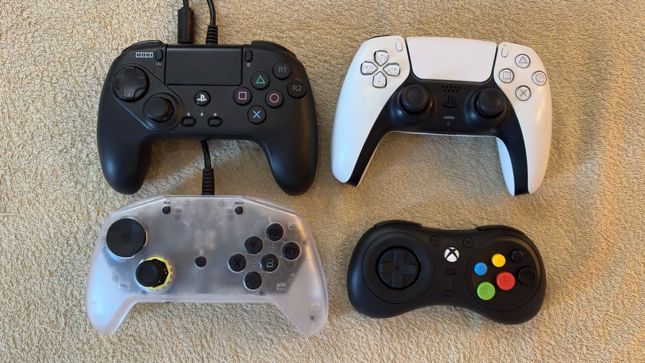 上段左からOCTA、DualSense。下段左からOmni 6、M30。4機種の天面とボタン配置。
